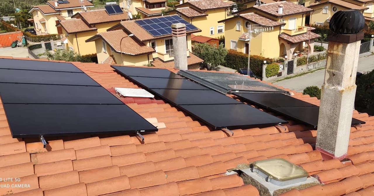 Pannelli fotovoltaici installati su tetto residenziale