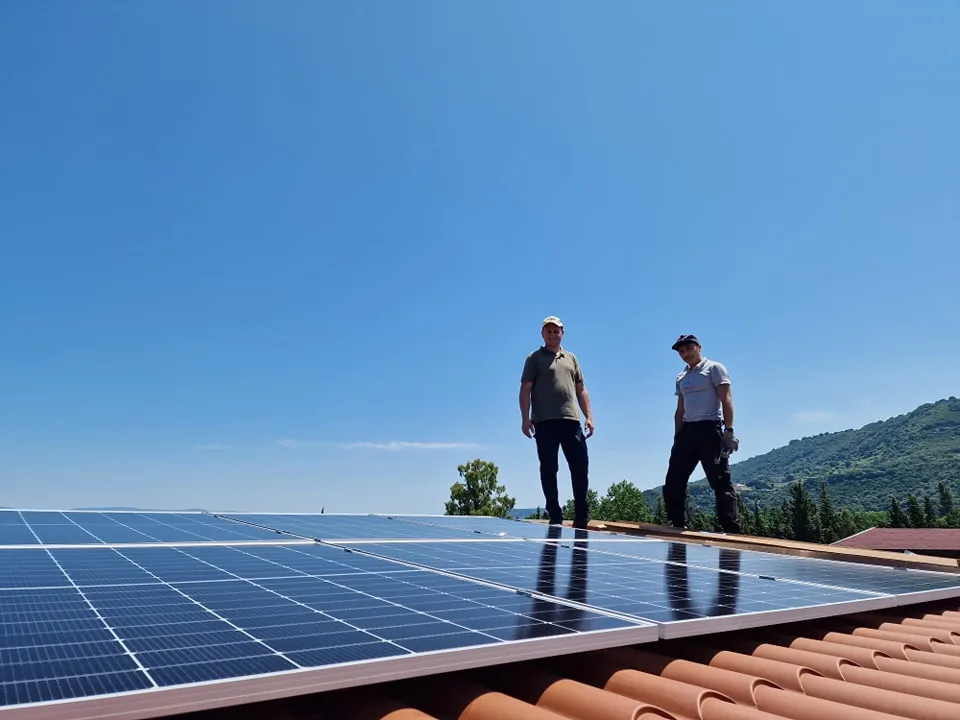 Tecnici Magg su un impianto fotovoltaico in copertura