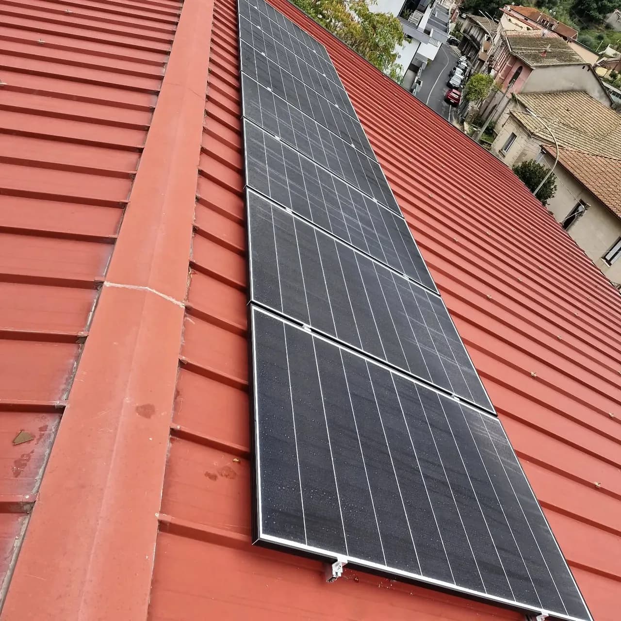 Impianto fotovoltaico su tetto a falda