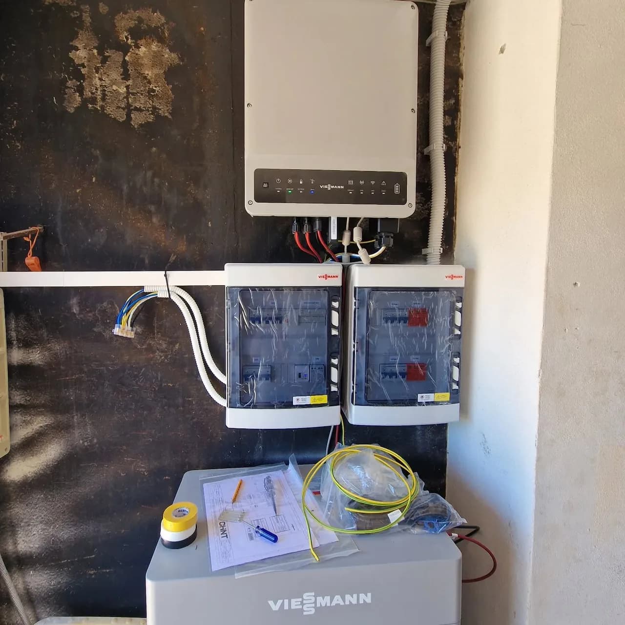 Inverter Viessmann e quadri elettrici di un impianto fotovoltaico